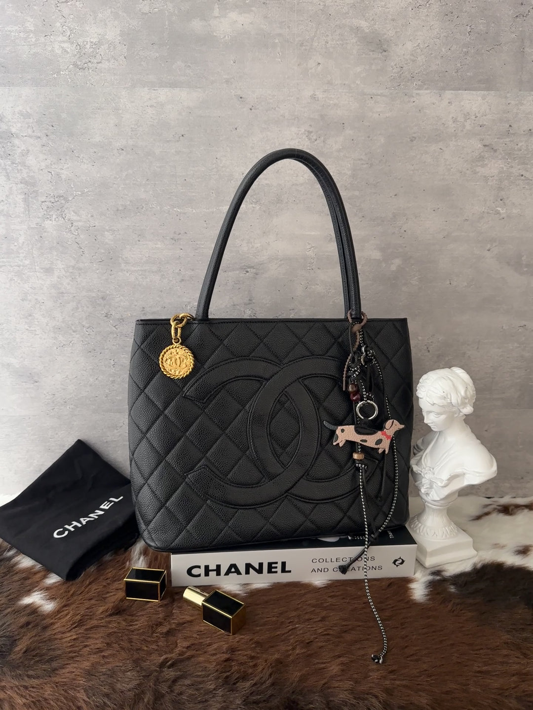 Chanel Hilton Caviar Leather Tote Bag 🖤✨｜Durable Caviar Leather × Oversized CC Motif × Gold-Tone Charm