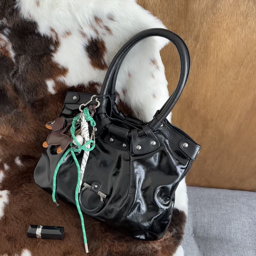 Salvatore Ferragamo Gancini Leather Handbag 🖤｜Glossy Black Leather × Signature Gancini Detail × Elegant Everyday Style
