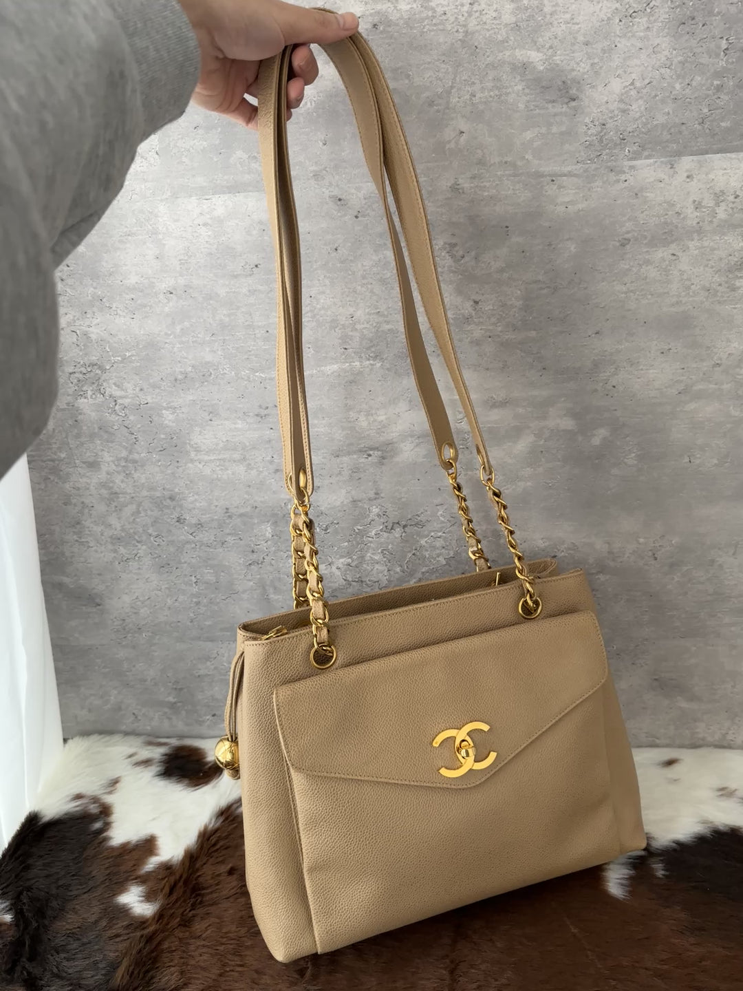 Chanel “Milk Tea Lizard-Grain Shoulder Bag with Gold Ball Charm” ✨🤎 | Cozy Autumn Tone & Ultra-Durable Caviar Leather