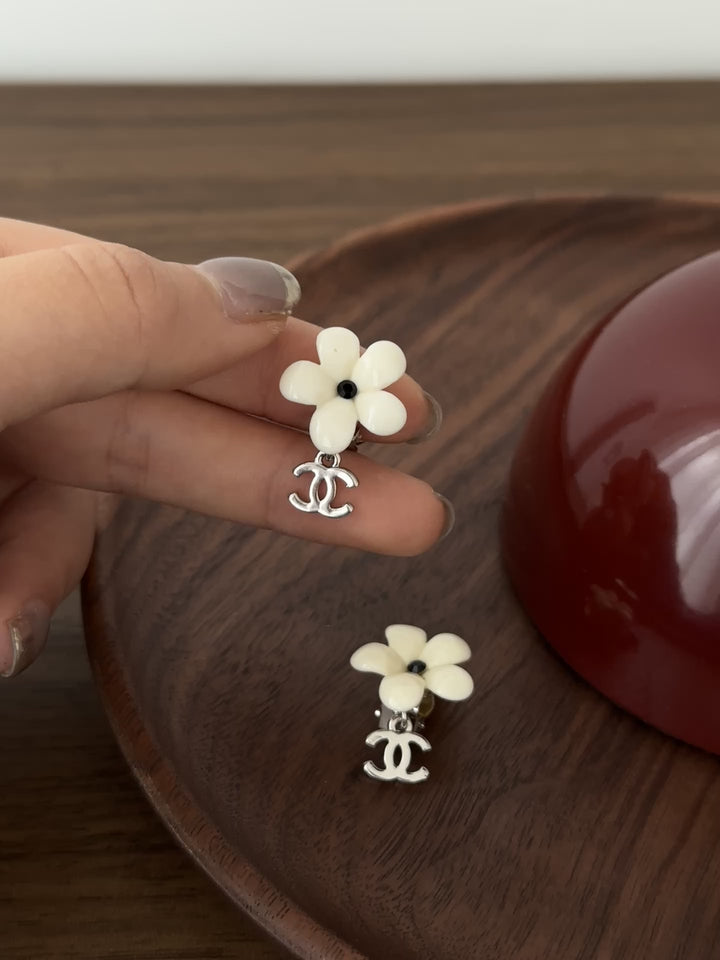 CHANEL White Petal Drop Earrings – Fresh Floral Design × Silver CC Charm × Sweet & Chic✨