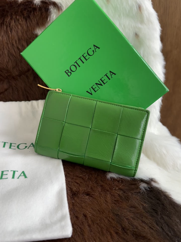 Bottega Veneta Intrecciato Leather Wallet 🖤💚✨｜Signature Woven Design・Full Set Included・Vibrant Statement Color