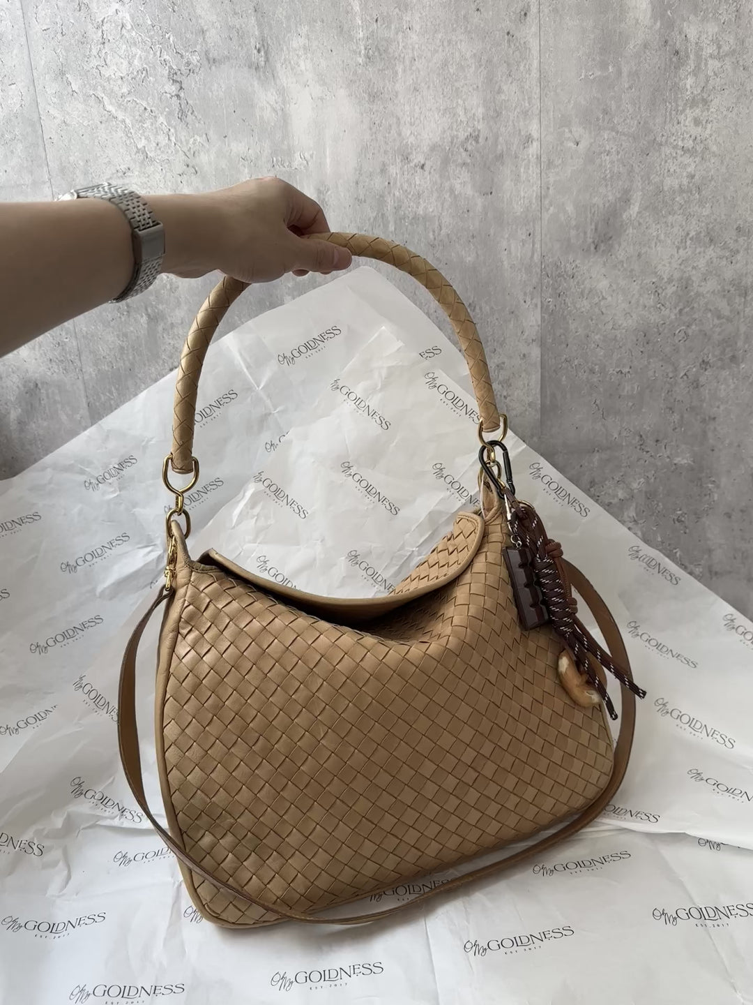 BOTTEGA VENETA Milk Tea Woven Hobo – Vintage Elegance × Rare Handle ✨ With Original Strap!