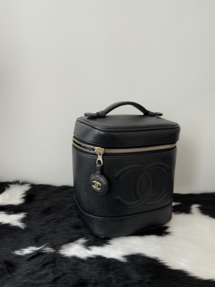 CHANEL Caviar Vanity Case｜Classic Black Caviar × Iconic CC Embossing × Elegant Mini Charm ✨🖤