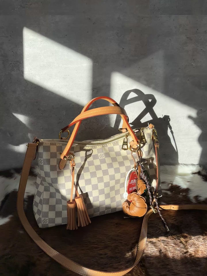 LOUIS VUITTON Damier Azur Tassel Tote Bag｜Classic Checkered Canvas × Original Shoulder Strap × Zipped Everyday Design 🤍✨