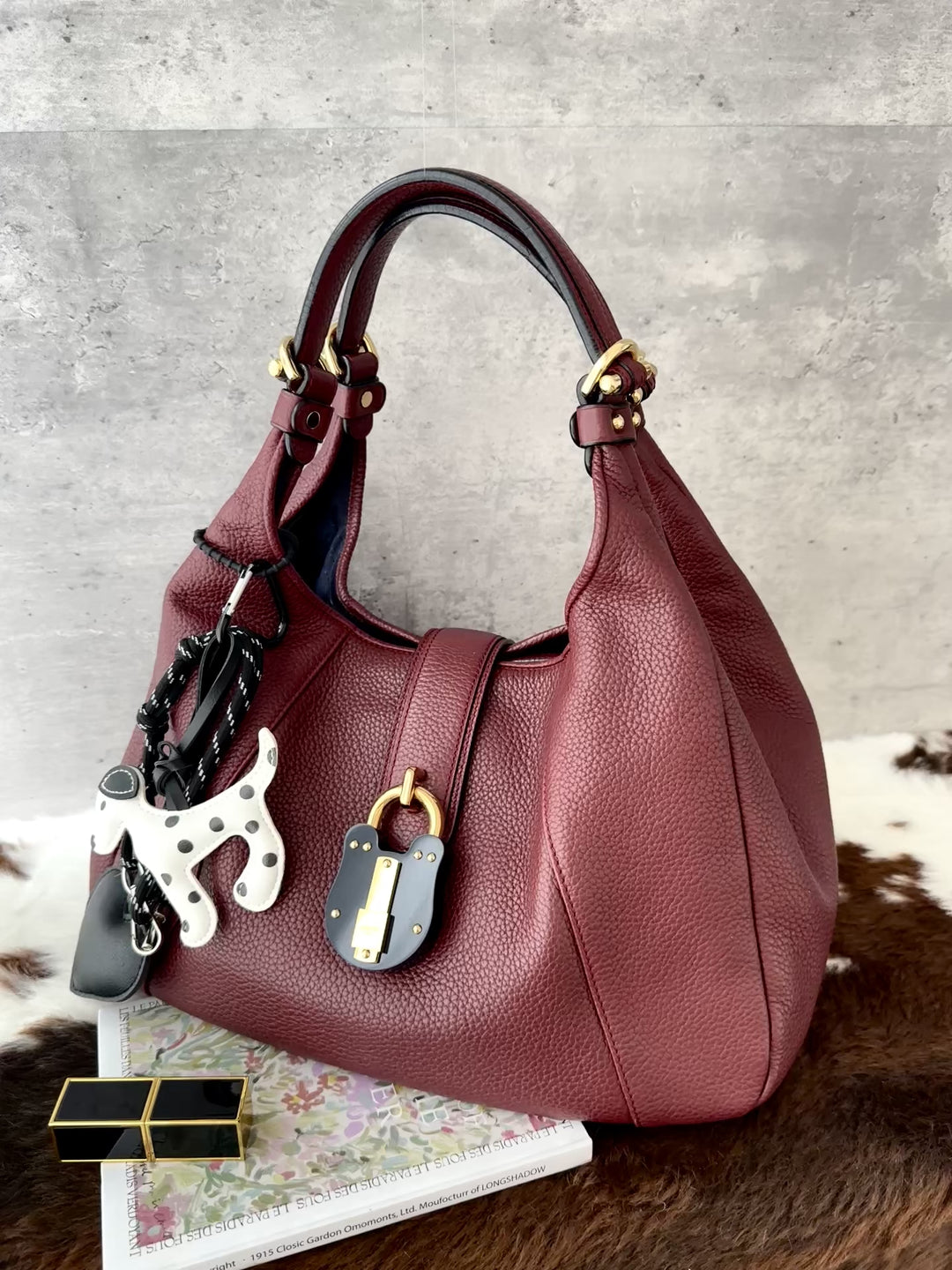 LOEWE Burgundy Pebbled Leather Hobo Bag 💕｜Statement Lock Charm × Soft Pebbled Leather × Effortless Shoulder Style