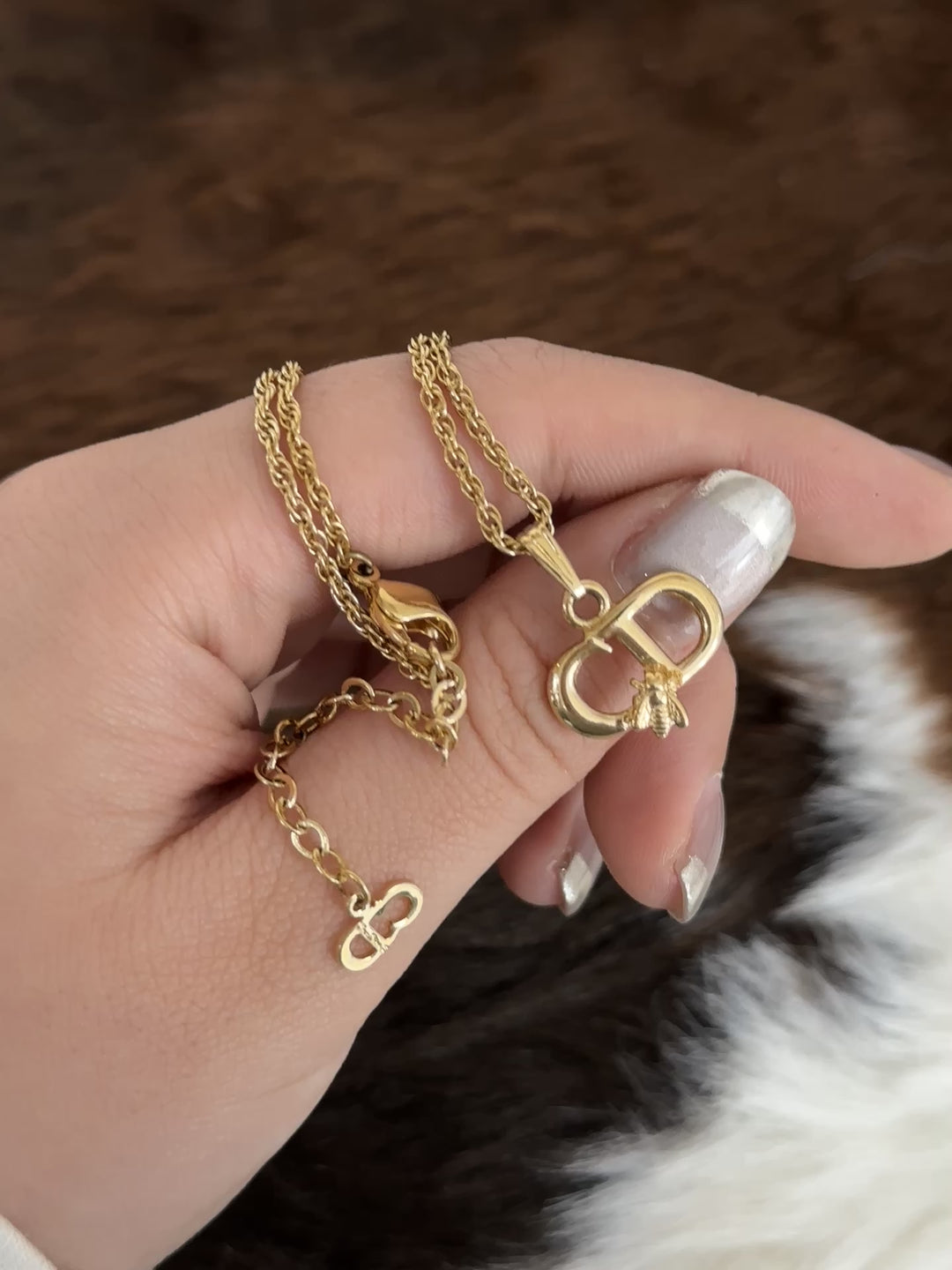 Dior “CD Bee Pendant Necklace” 🐝✨ | Sweet Elegance & Signature Dior Charm