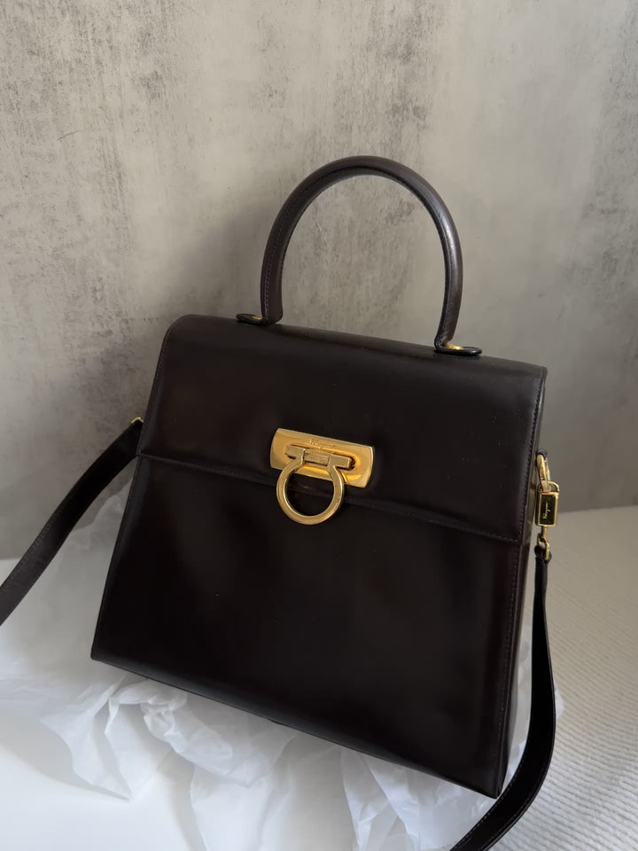 Salvatore Ferragamo Gancini Top Handle Bag 🖤｜Polished Black Leather × Gold Gancini Clasp × Detachable Shoulder Strap