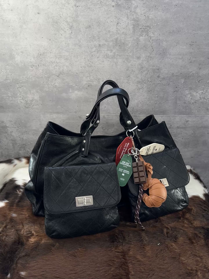 CHANEL Caviar Leather 2.55 “Airport” Tote｜Black & Silver Classic × Ultra-Lightweight Carry × Adjustable Shoulder Straps 🖤✨