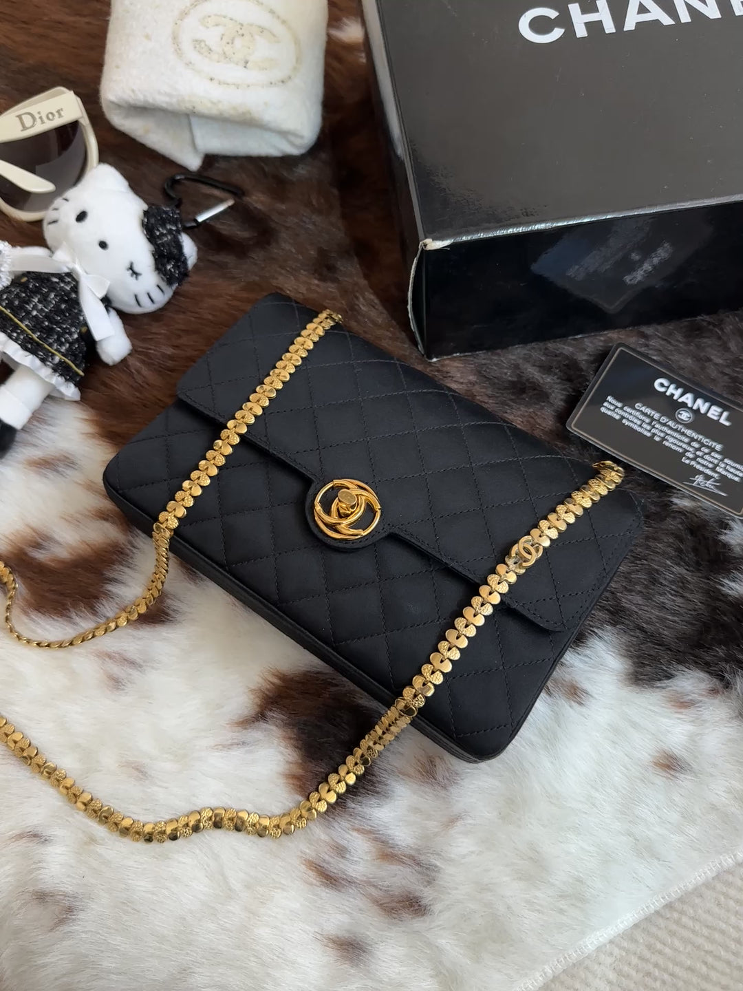 Chanel Vintage Round CC “Heart Chain” Mini Bag 🖤 | The Rarest of Rare — 1985 Collector’s Treasure