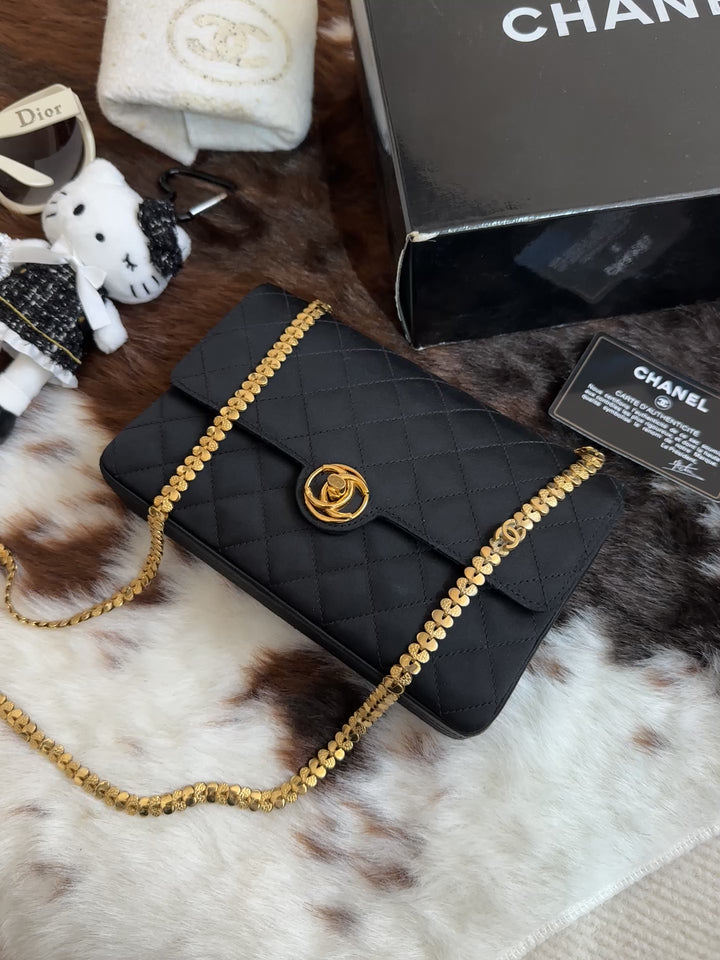 Chanel Vintage Round CC “Heart Chain” Mini Bag 🖤 | The Rarest of Rare — 1985 Collector’s Treasure