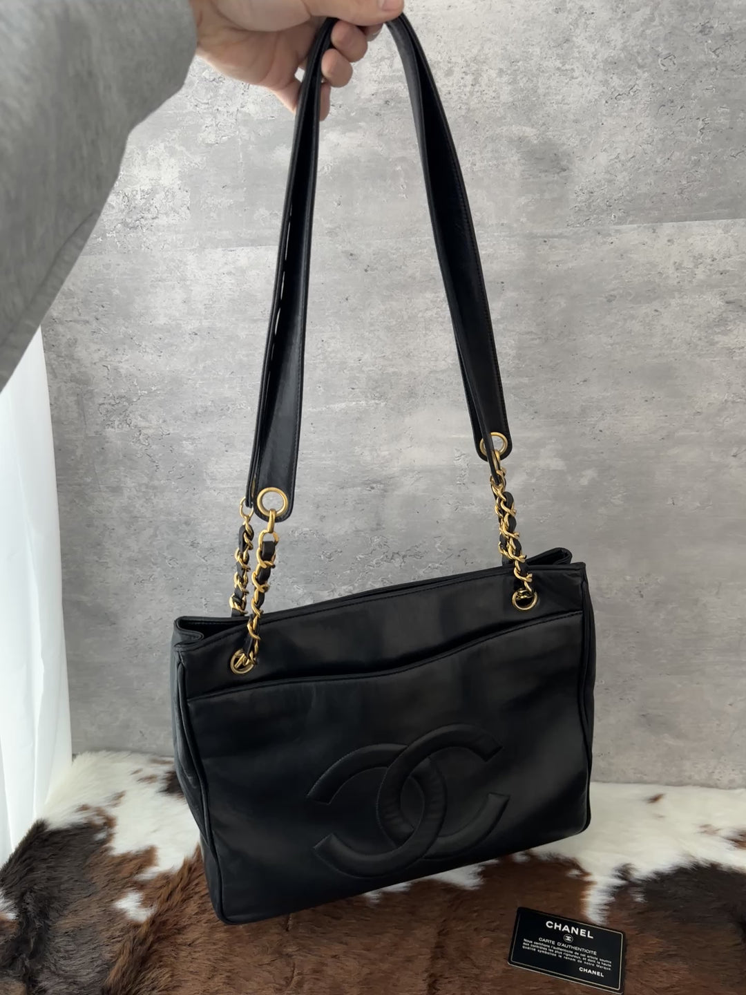 Chanel “Classic Wide-Strap Shoulder Tote” 🖤✨ | Comfortable Leather-Strap Chain & Laptop-Friendly Size