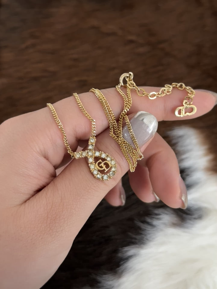 Dior “Crystal Teardrop Logo Necklace” 💧✨ | Elegant Shine & Feminine Silhouette