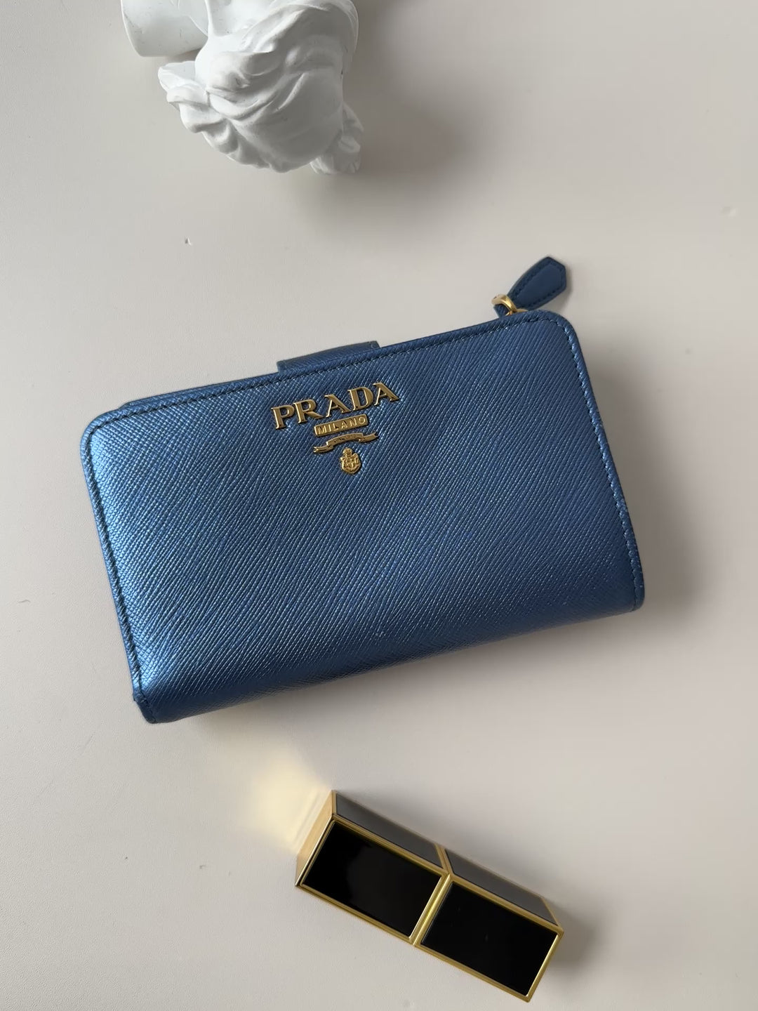 Prada Saffiano Leather Compact Wallet 💙✨｜Iconic Saffiano Texture😍・Elegant Blue Tone・Compact & Functional