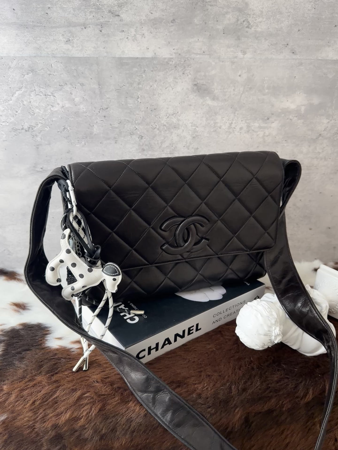 CHANEL So Black Quilted Crossbody Bag 🖤｜So Black Design × iPad-Friendly Capacity × With Sticker