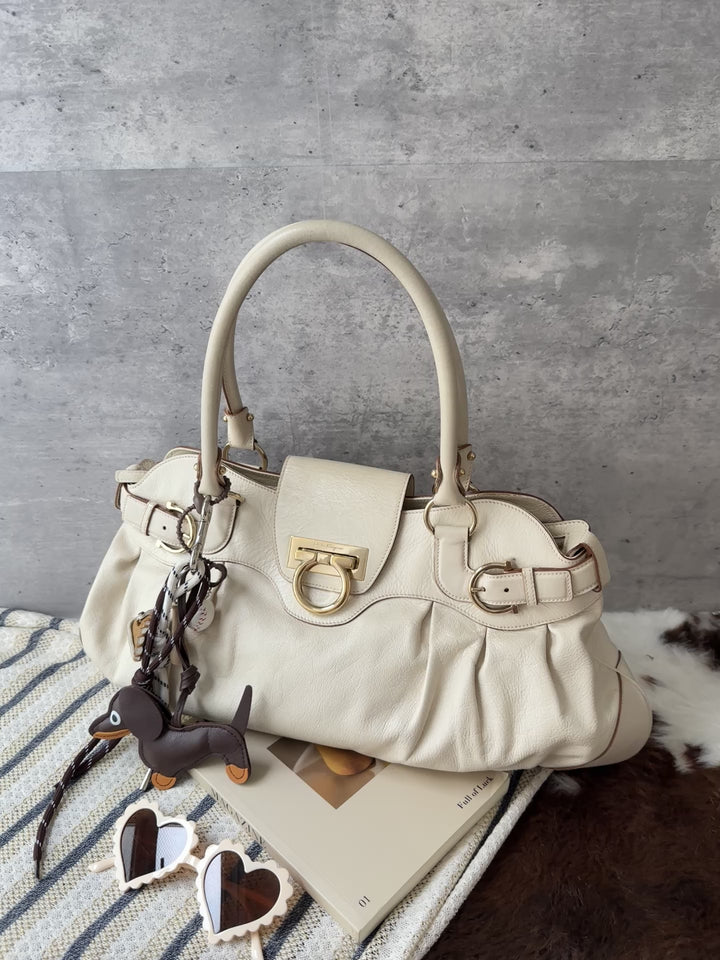 Ferragamo Cream White Leather Hobo Bag 🤍｜Classic Gancini Clasp × Roomy Capacity × Daily Elegance