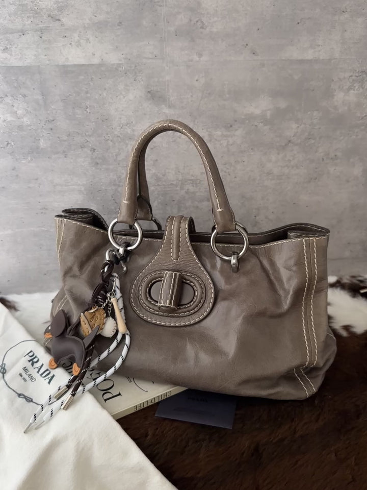PRADA Contrast-Stitch Waxed Leather Tote Bag 🩶｜Elephant Grey × Effortless Daily Use × Strap-Friendly Styling