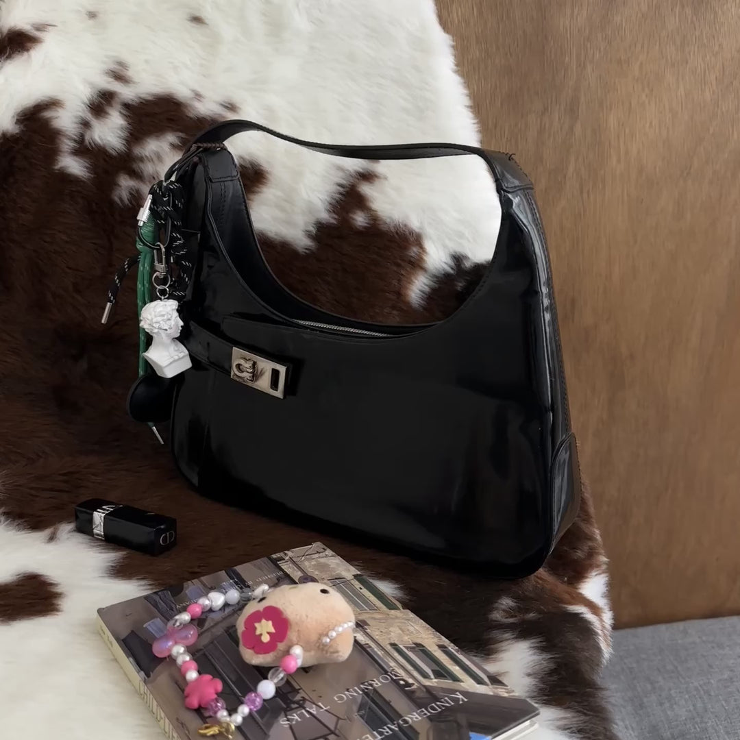 Ferragamo Gancini Hobo Shoulder Bag 🖤｜Glossy Black Patent Leather × Signature Gancini Detail × Sleek Minimalist Shape