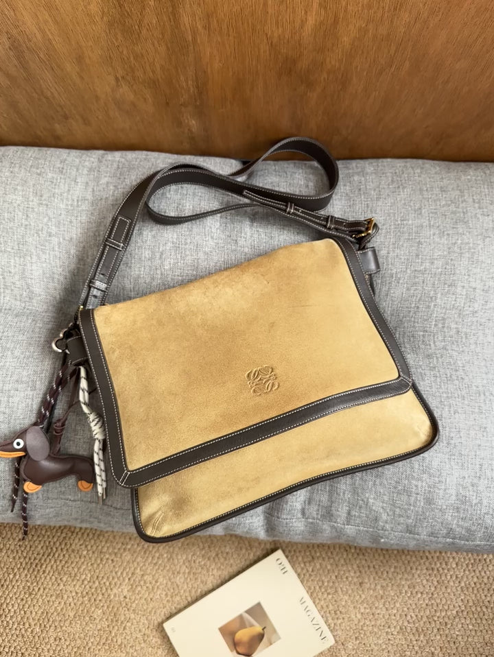 LOEWE Biscuit Suede Messenger Bag 🍪｜Soft Suede Texture × iPad-Friendly Capacity × Vintage Casual Charm