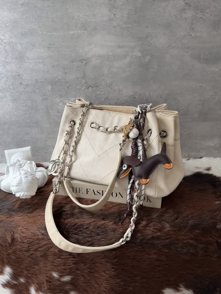 CHANEL Canvas Chain Shoulder Bag 🤍｜Cream Canvas × Silver-Tone Chains × Spacious Everyday Design