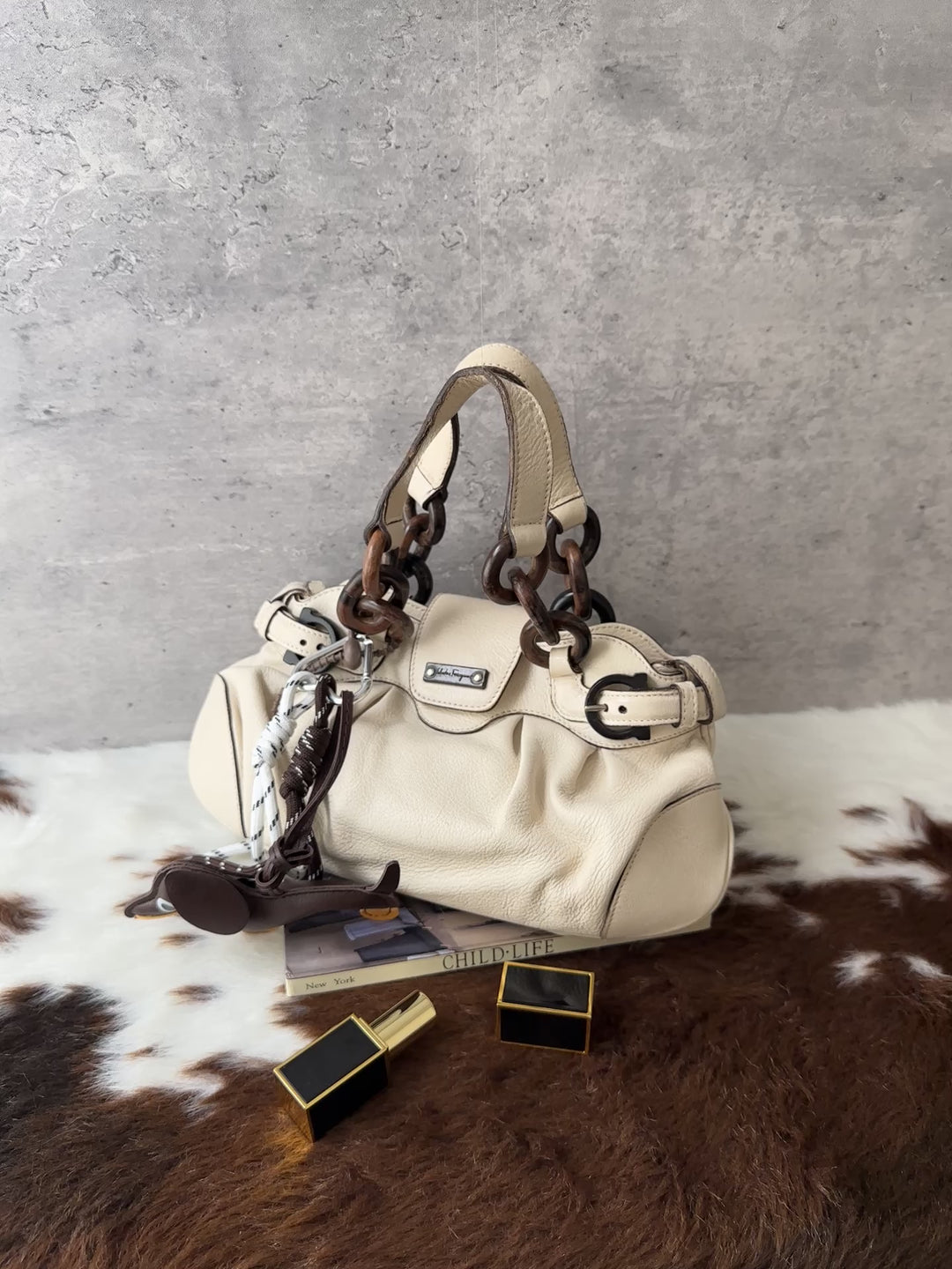 Ferragamo Ebony-Link Mini Top Handle Bag 🤎｜Wooden Handle Detail × Soft Cream Leather × Crossbody-Friendly