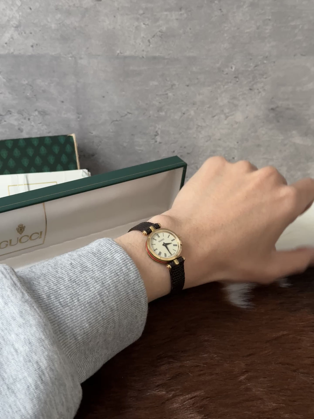 Gucci “Vintage Lizard Leather Watch” ⌚✨ | Full Set • Retro Charm • Iconic Stripe Detail