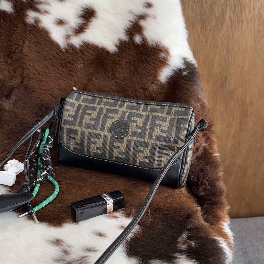FENDI Zucca Pattern Shoulder Bag 🖤｜Iconic FF Canvas × Slim Vintage Shape × Effortless Shoulder Styling✨