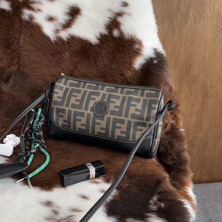 FENDI Zucca Pattern Shoulder Bag 🖤｜Iconic FF Canvas × Slim Vintage Shape × Effortless Shoulder Styling✨