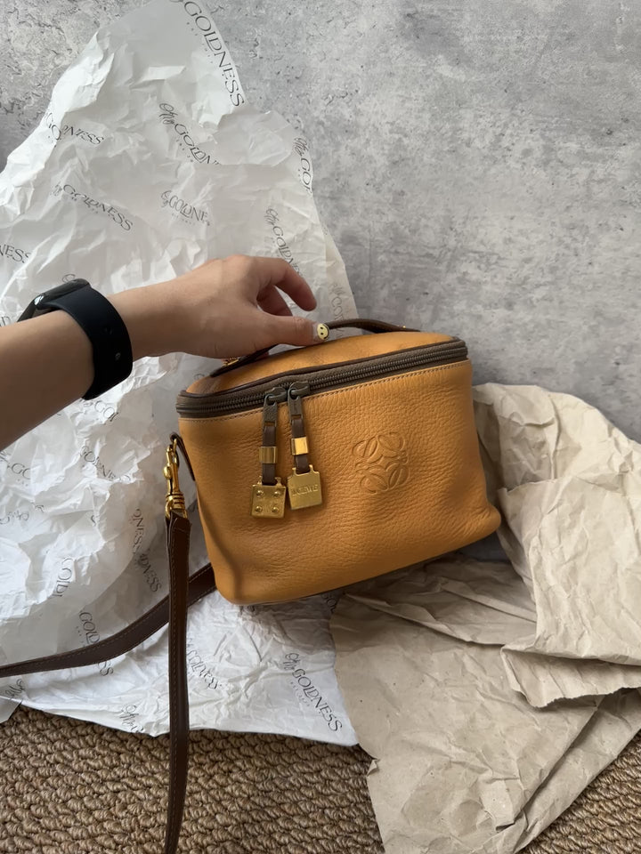 Loewe Caramel Biscuit Camera Bag 🤎🐻｜Charming Compact Size & Everyday Practicality