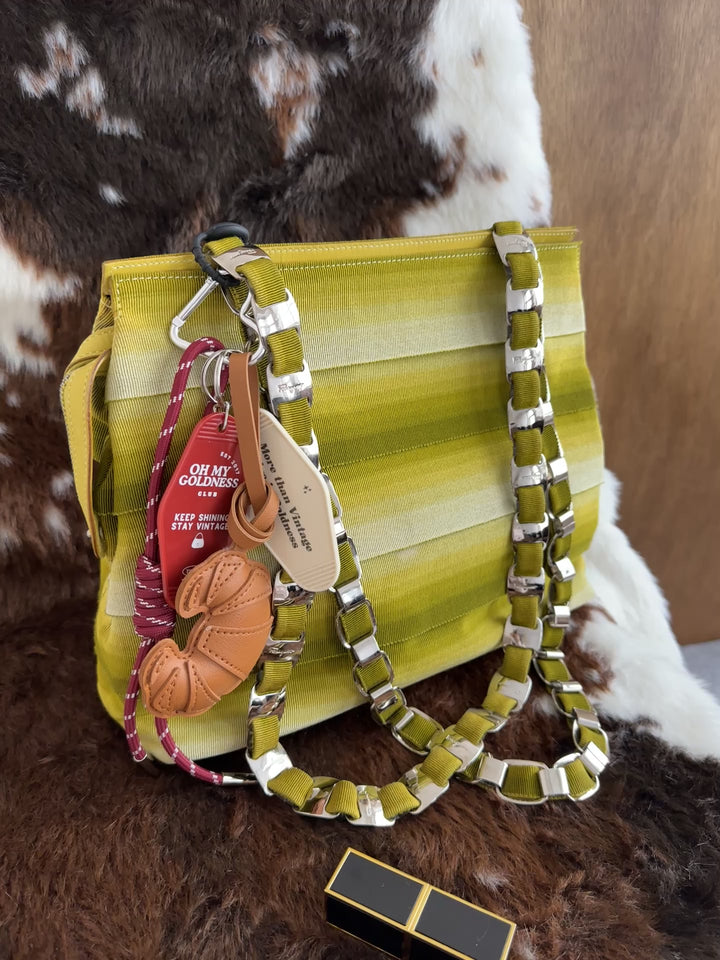 Ferragamo Logo Chain Shoulder Bag 🥑｜Avocado Gradient Tone × Signature Logo Chain × Lightweight Everyday Style