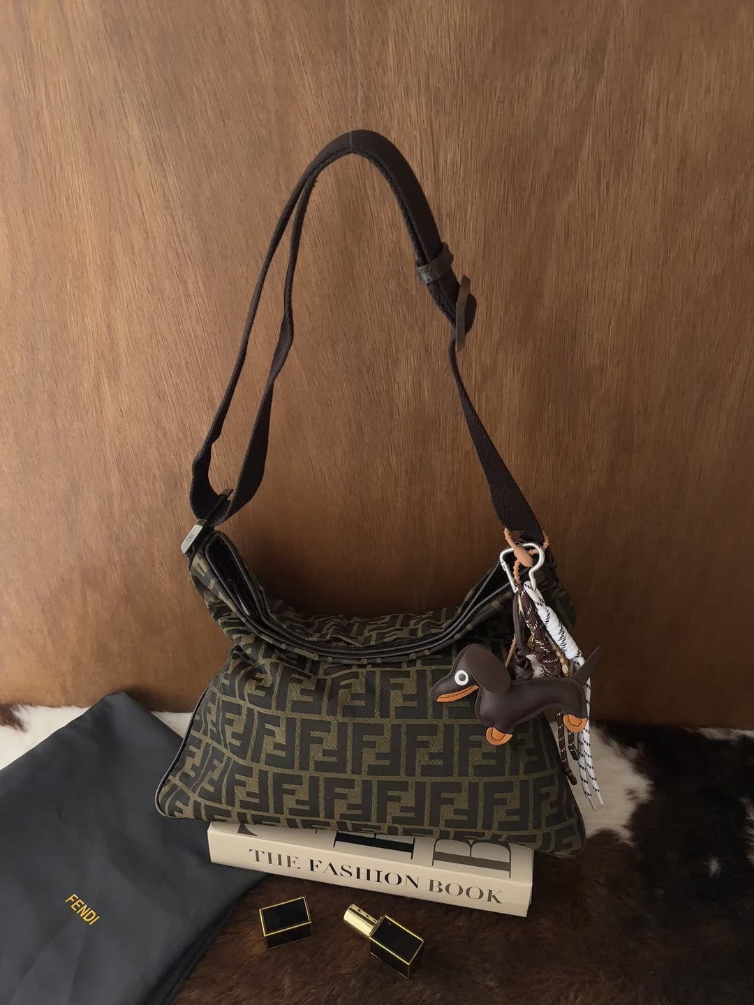 Fendi FF Monogram Hobo Crossbody Bag 🖤🤎｜Iconic FF Monogram・Adjustable Strap・iPad-Friendly Capacity