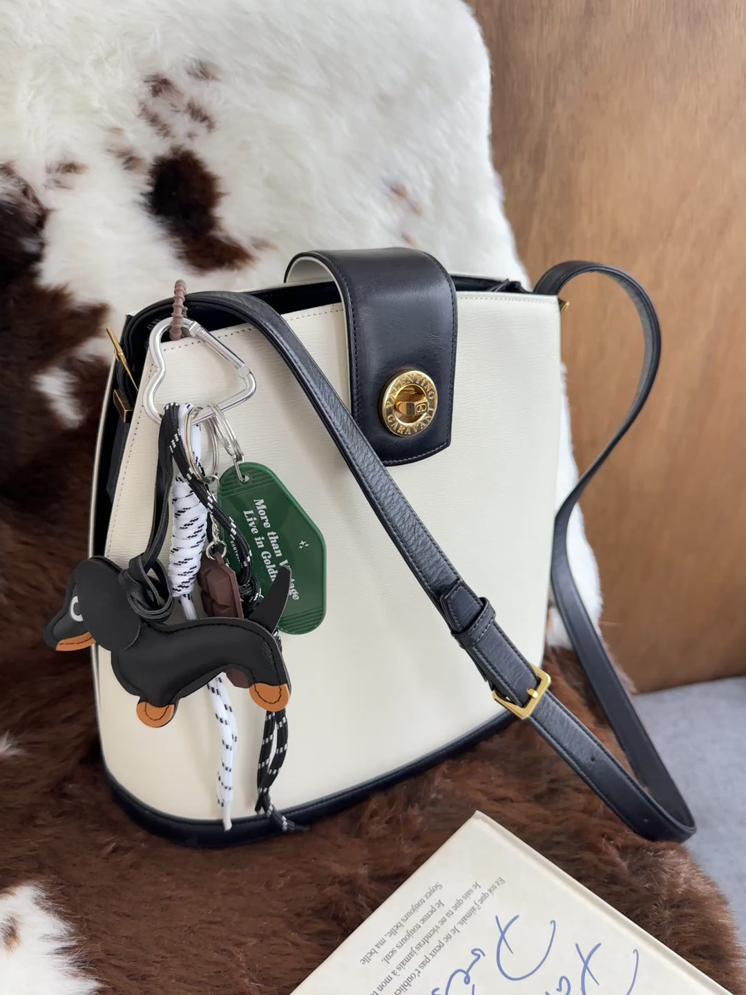 Valentino Two-Tone Turnlock Crossbody Bag 🤍🖤｜Panda Colorway・Vintage Turnlock・Minimal Chic