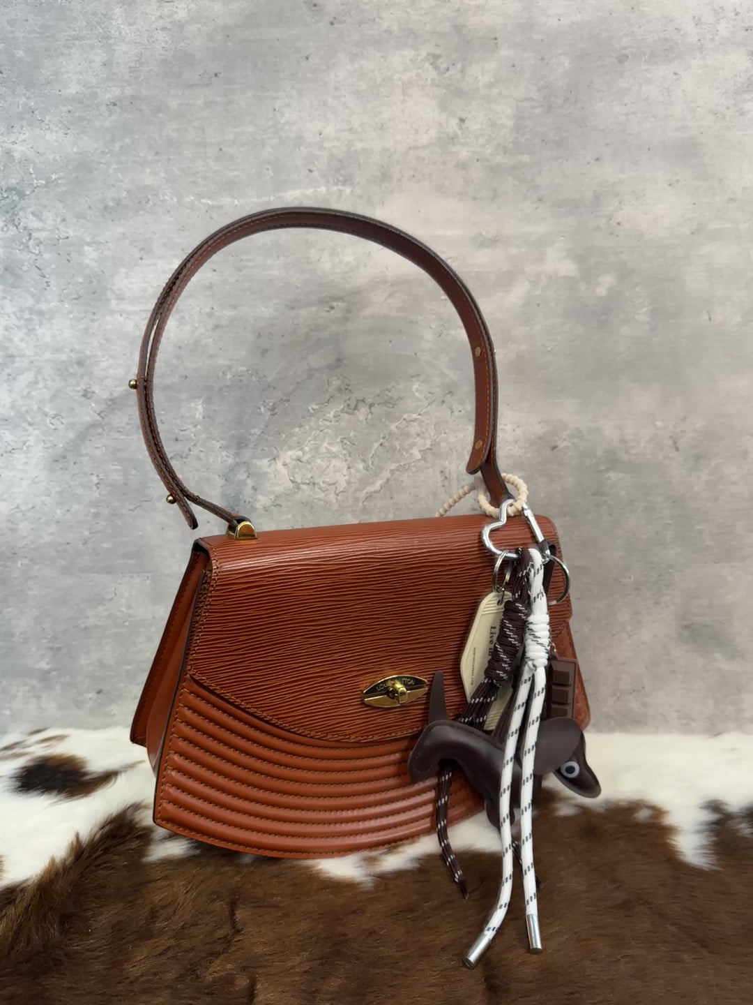 Louis Vuitton Caramel Epi Turn-Lock Shoulder Bag 🤎｜Sculpted Epi Leather × Adjustable Strap × Rare Turn-Lock Design