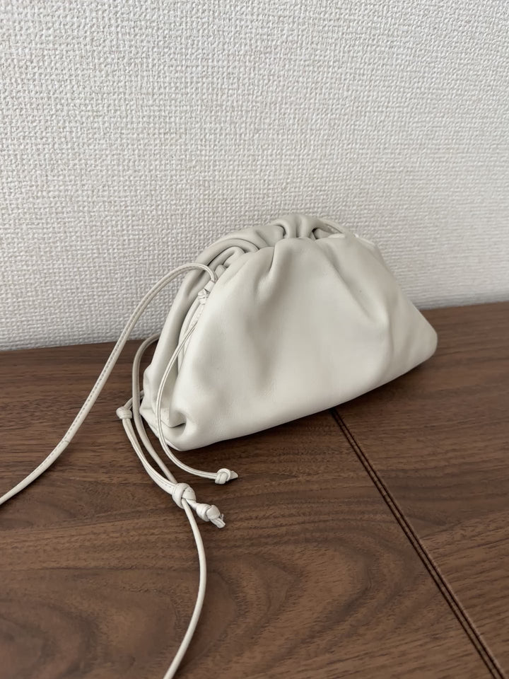 BOTTEGA VENETA Mini Pouch Crossbody Bag（Cream White Calfskin）｜Soft Minimalism 🤍