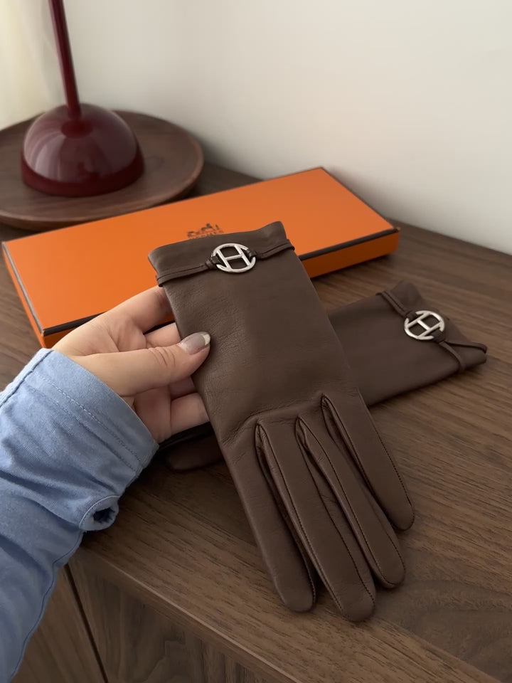 HERMES Silver-Buckle Leather Gloves – Soft Brown Lambskin × Iconic H Hardware ✨ Elegant &amp; Luxurious