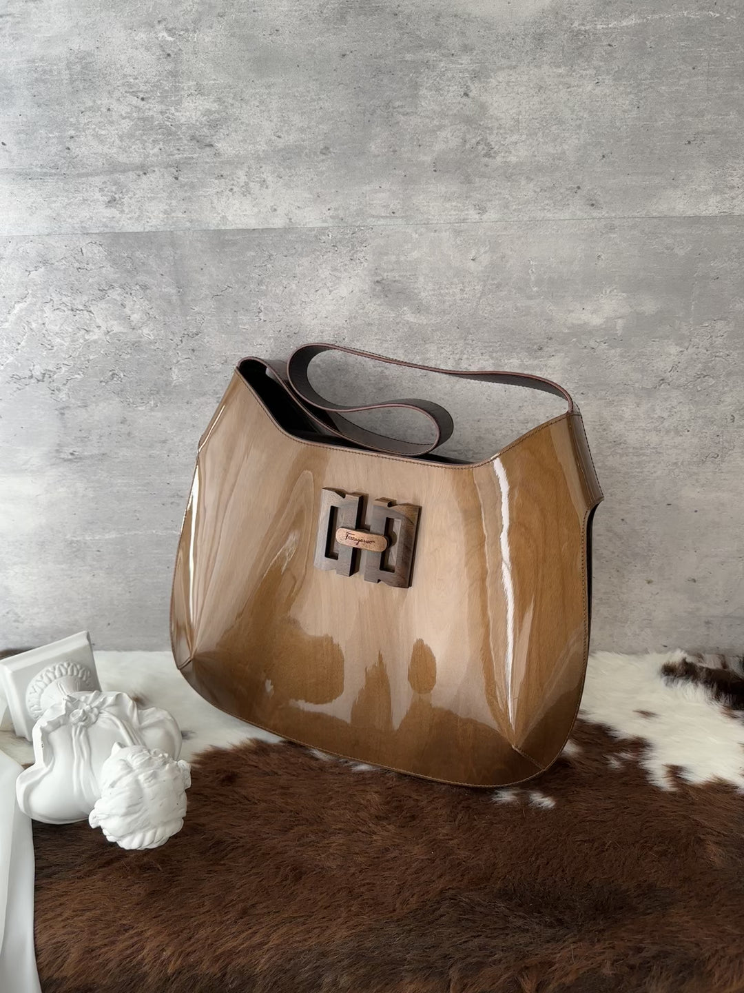 Ferragamo Walnut Wood Buckle Glossy Hobo Bag 🤎｜Rare Wood Buckle × Glossy Wood-Grain Finish × Vintage Statement✨
