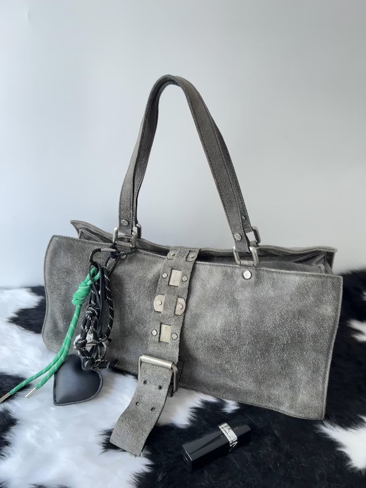 Celine Suede Baguette Bag 🩶｜Moto Buckle Detail・Soft Suede Texture・Effortless Vintage Chic