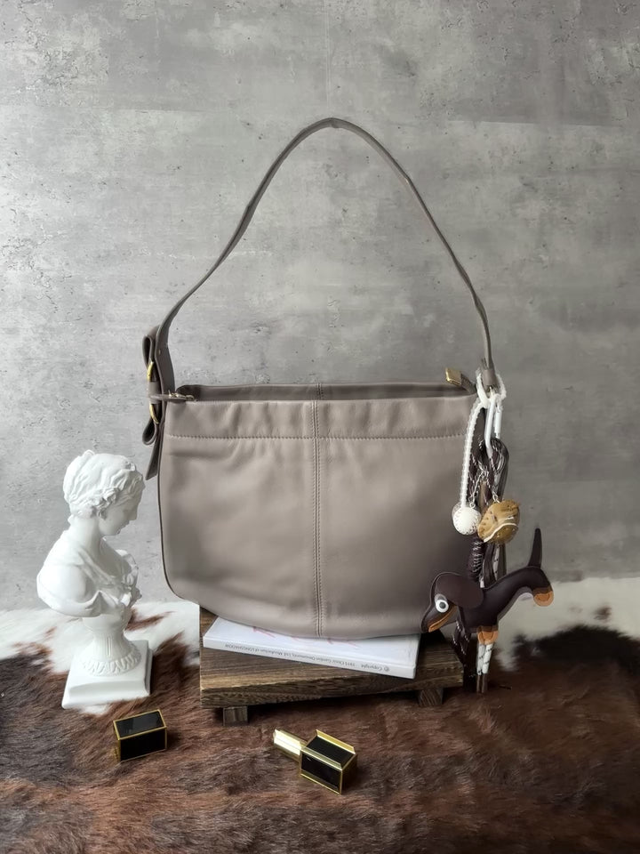 Ferragamo Shoulder Bag 🤎｜Soft Taupe Leather × Bow Strap Detail × iPad-Friendly Capacity
