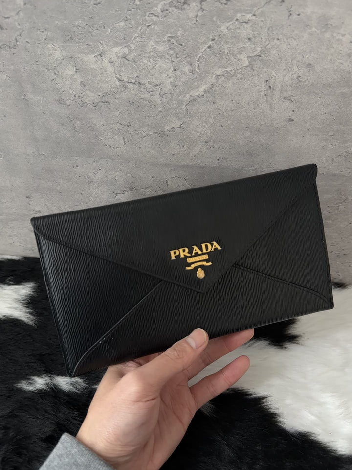 PRADA Envelope Long Wallet 🖤✨｜Gold Logo, Saffiano Leather, Timeless Design