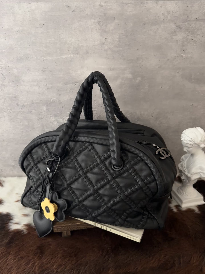 Chanel Piped Quilted Bowling Bag 🖤｜Leather-Wrapped Chain｜Double Zip Pockets｜Great Capacity
