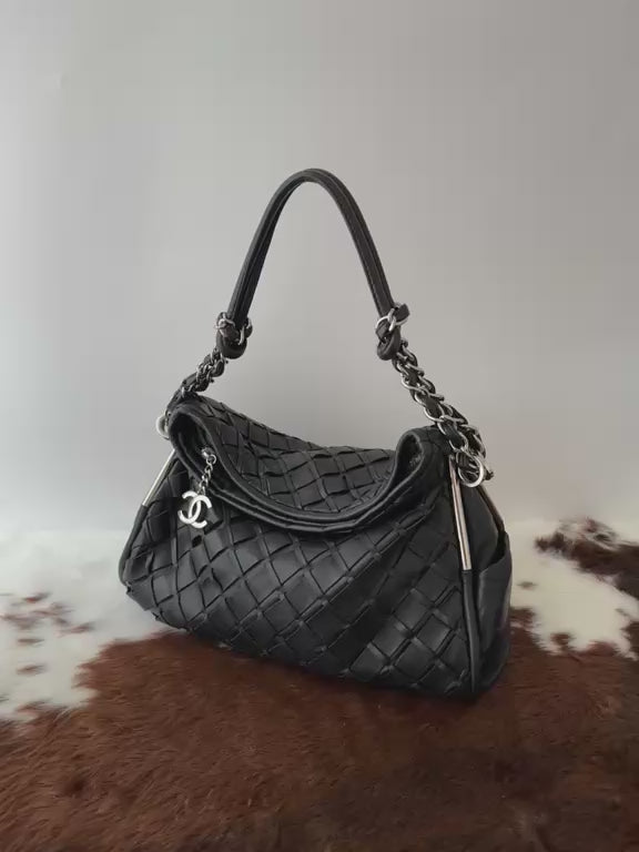 Chanel Quilted Leather Camera Bag 🖤｜CC Front Pocket・Tassel Chain Strap・Vintage Classic
