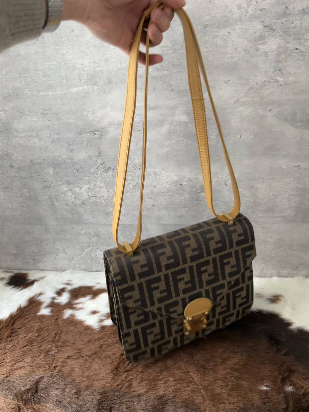 FENDI 🤎 FF Monogram Constance-Style Shoulder Bag｜Rare Vintage Find × Chic Structured Shape × Iconic Gold Hardware