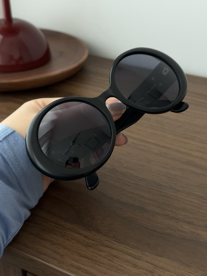 CHANEL Vintage Round Sunglasses – Glossy Black × Gold CC Logo ✨ Chic & Timeless