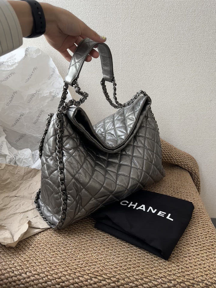 CHANEL Quilted Calfskin Hobo Bag ✨｜Edgy Elegance in Metallic Carbon Grey