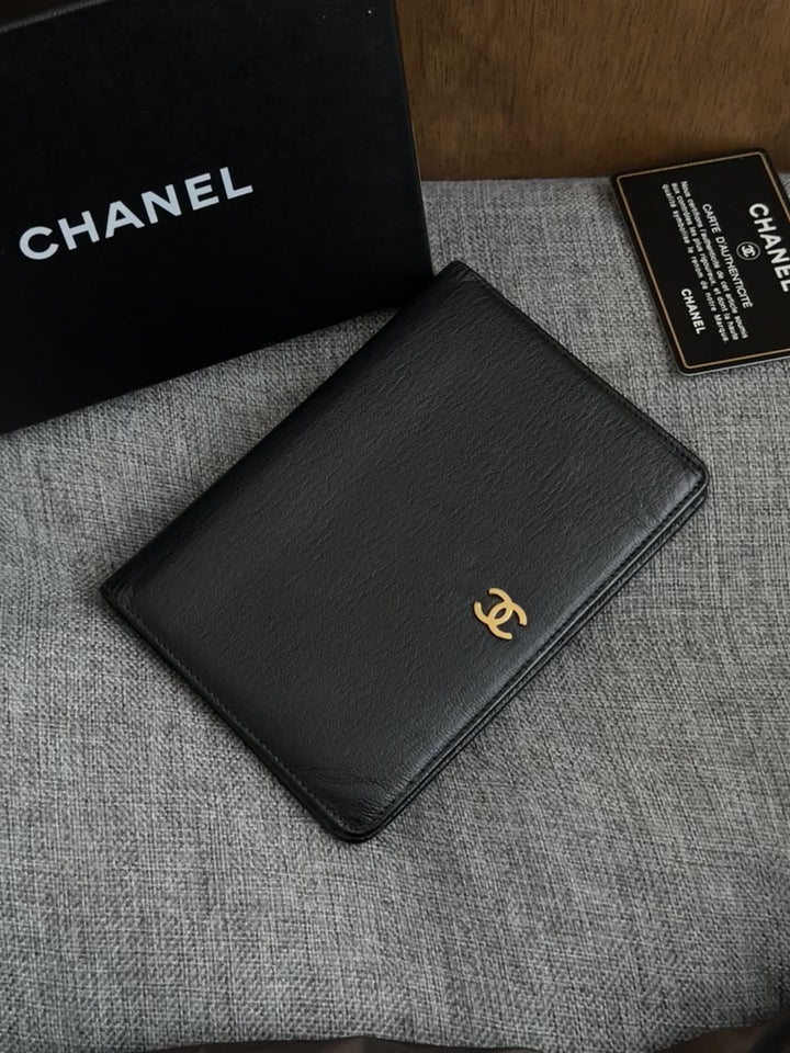 CHANEL Leather Wallet Passport Case 🖤｜Full Set with Box × Rare Passport Format × Multi-Use Practicality