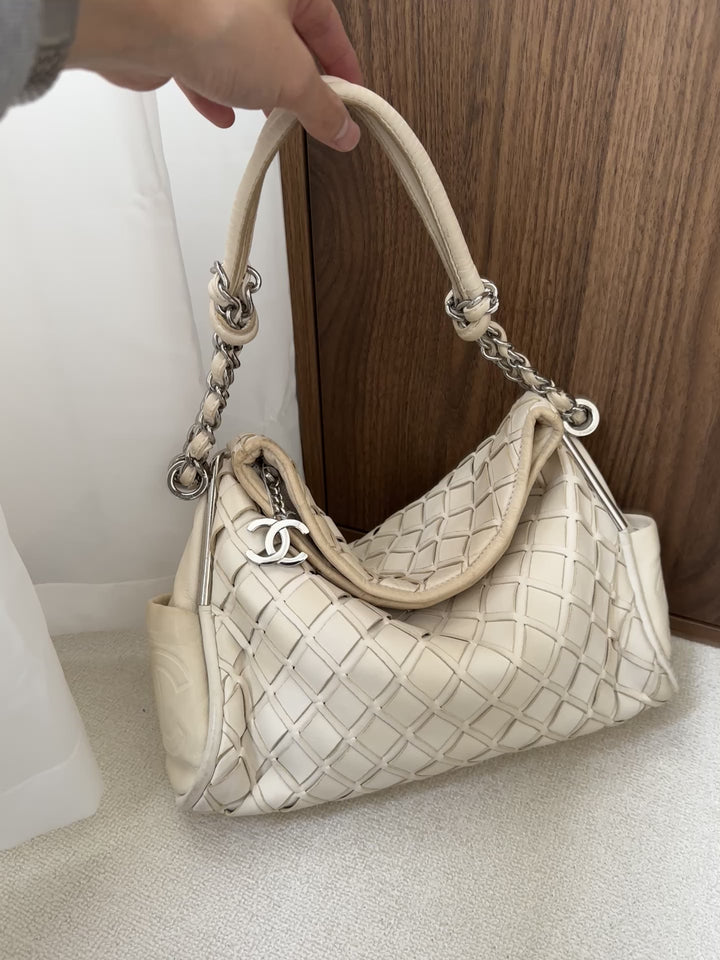 CHANEL Matelassé Coco Mark Chain Hobo 🐚｜Ivory Lambskin × Silver Hardware × Soft Quilted Silhouette