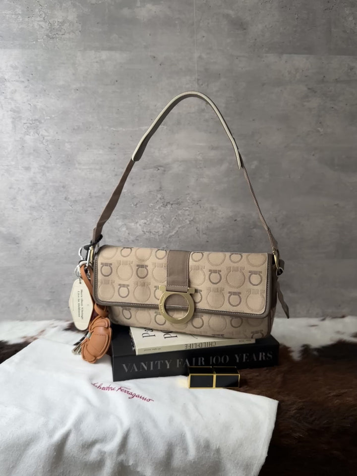 FERRAGAMO Gancini Jacquard Shoulder Bag ✨🤎｜Milk Tea Tones × Iconic Gancini Motif × Everyday Capacity