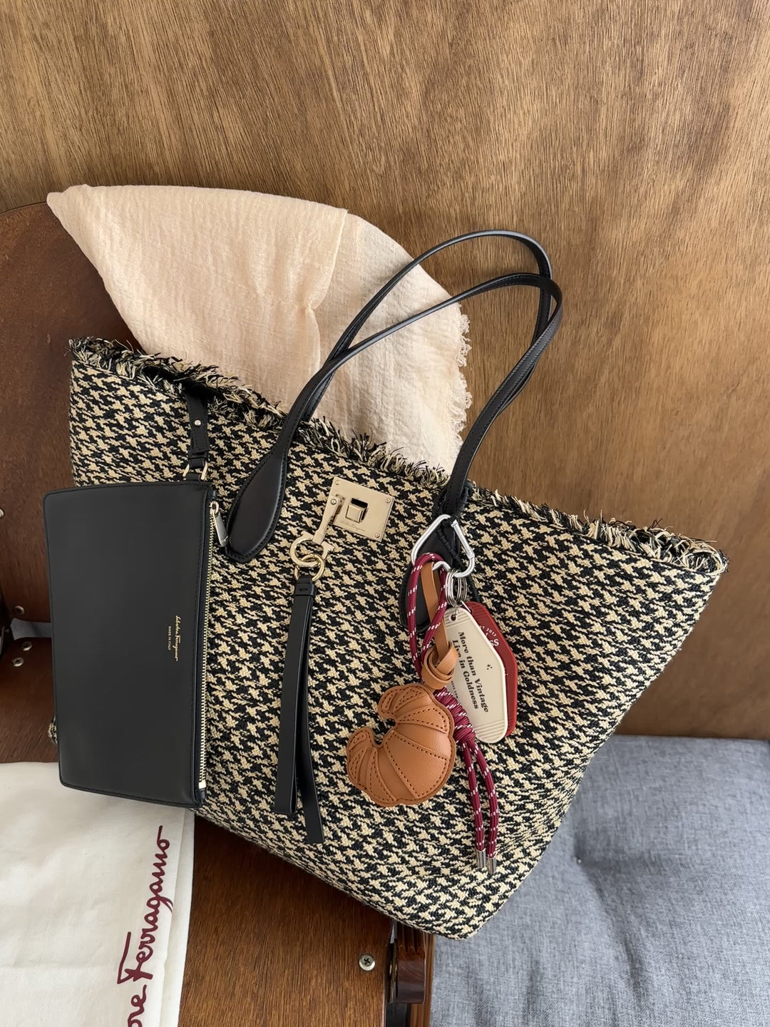 Ferragamo Special Show Raffia Tote Bag 👒｜Runway-Style Raffia Weave × Comes with Pouch × Chic Spring-Summer Mood