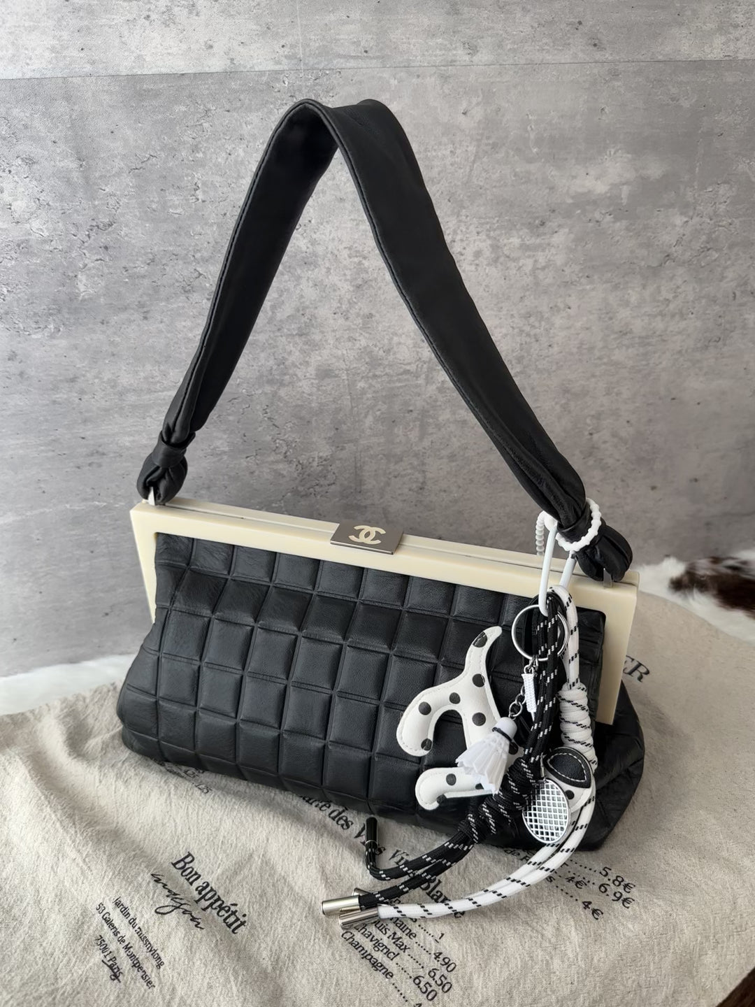 CHANEL Chocolate Bar Kiss-Lock Baguette Bag 🖤｜Runway Archive Feel × Black &amp; White Contrast × Chic Daily Capacity
