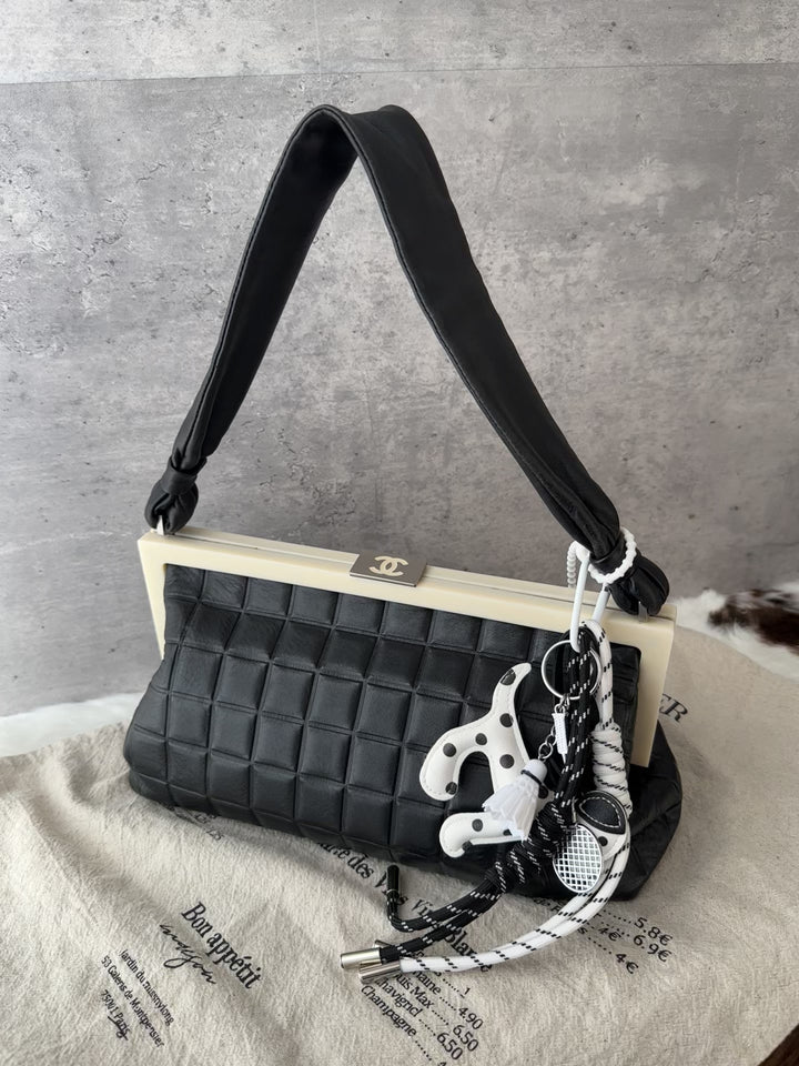CHANEL Chocolate Bar Kiss-Lock Baguette Bag 🖤｜Runway Archive Feel × Black &amp; White Contrast × Chic Daily Capacity