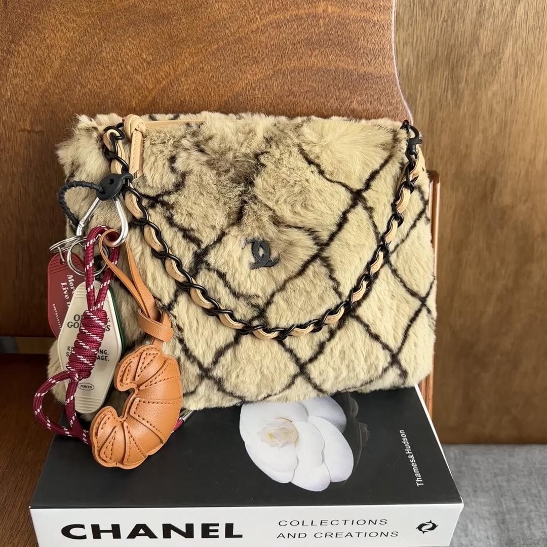 CHANEL Rabbit Fur Quilted Chain Bag 🐰｜Soft Rabbit Fur Texture × Iconic CC Quilting × Versatile Chain Strap